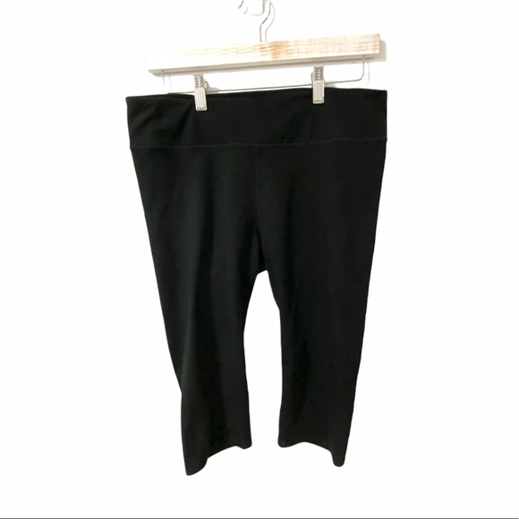 Fabletics Black Cropped Leggings LARGE - Picture 1 of 5